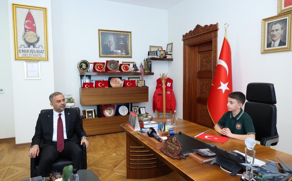 Başkan Hanifi Toptaş, 23 Nisan’da Koltuğunu Minik Halil Sami’ye Devretti