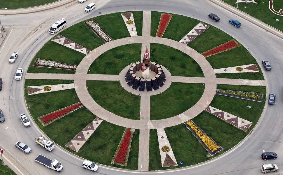 Şehir Çiçek Açtı; Kavşaklarda Görsel Şölen