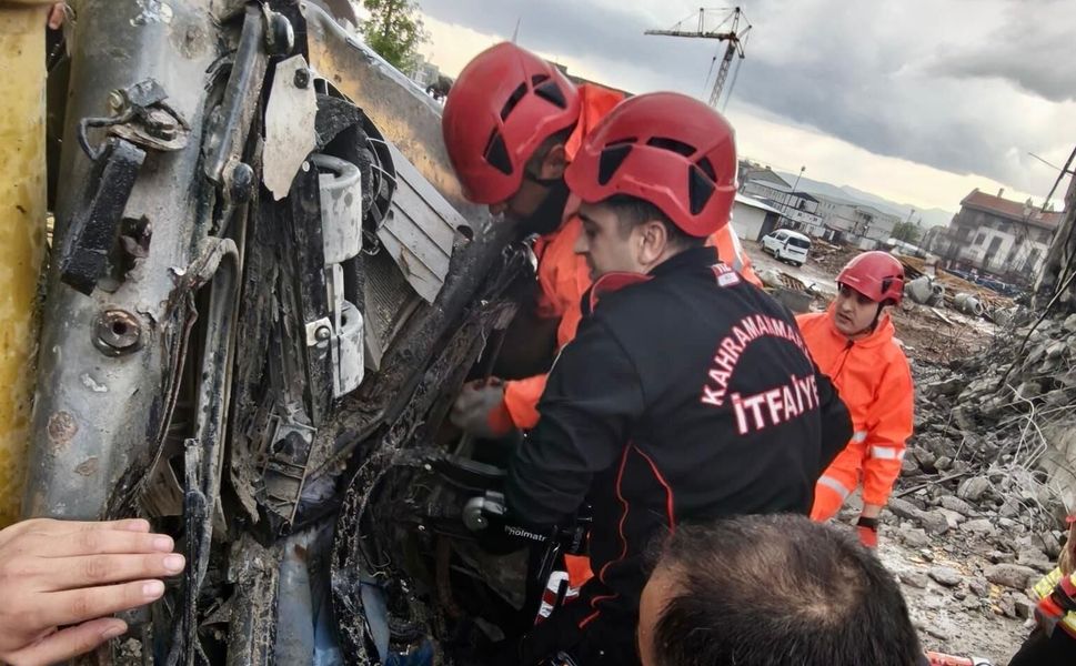 Kahramanmaraş'ta Operatör Enkaz Altında Kaldı