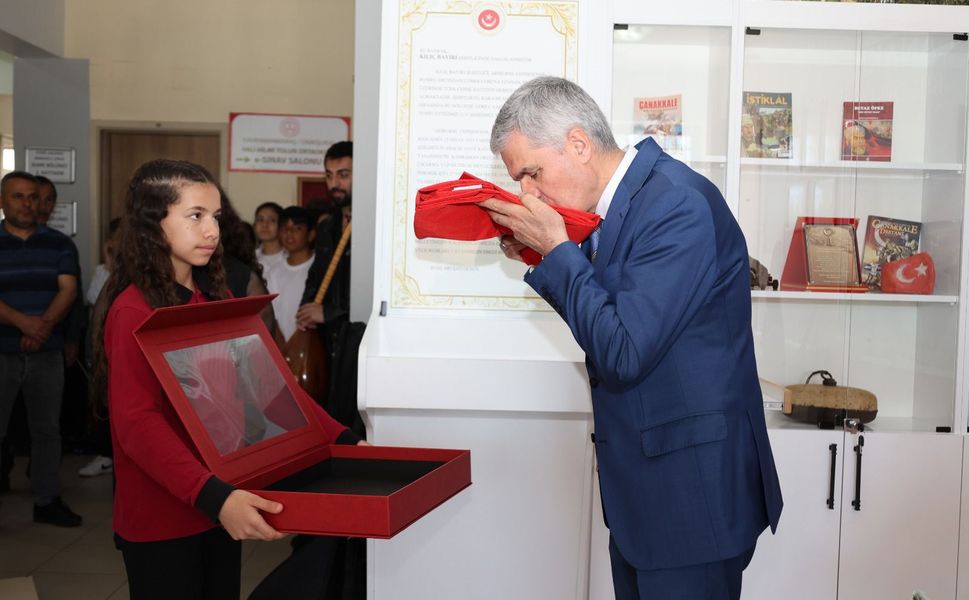 Çanakkale’den Gelen Bayrak Okuluna Törenle Teslim Edildi