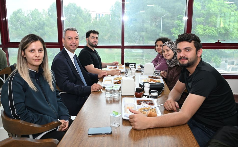 KSÜ Rektörü Prof. Dr. İbrahim Taner Okumuş Öğrencilerle Yemekte Buluştu