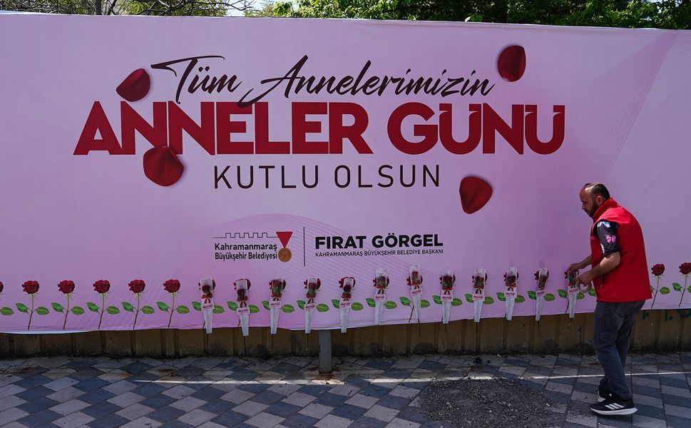 Büyükşehir’den Duygu Dolu Jest; Açık Hava Panoları Sevgiyle Doldu