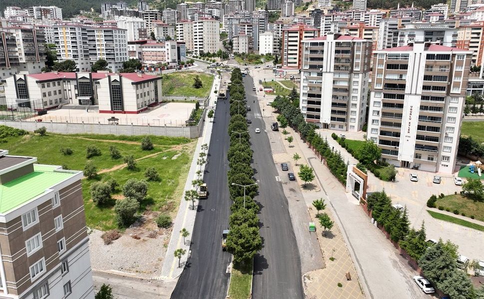 Büyükşehir, Ahır Dağı Caddesi’nde Asfalt Mesaisini Sürdürüyor