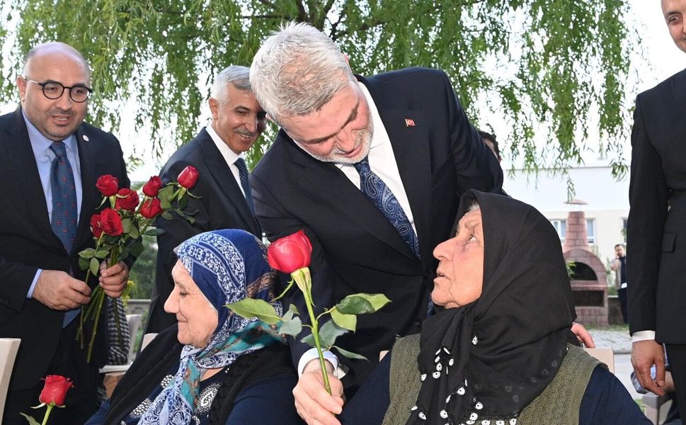 Bayram Coşkusu Şehrin Ulu Çınarlarıyla Paylaşıldı
