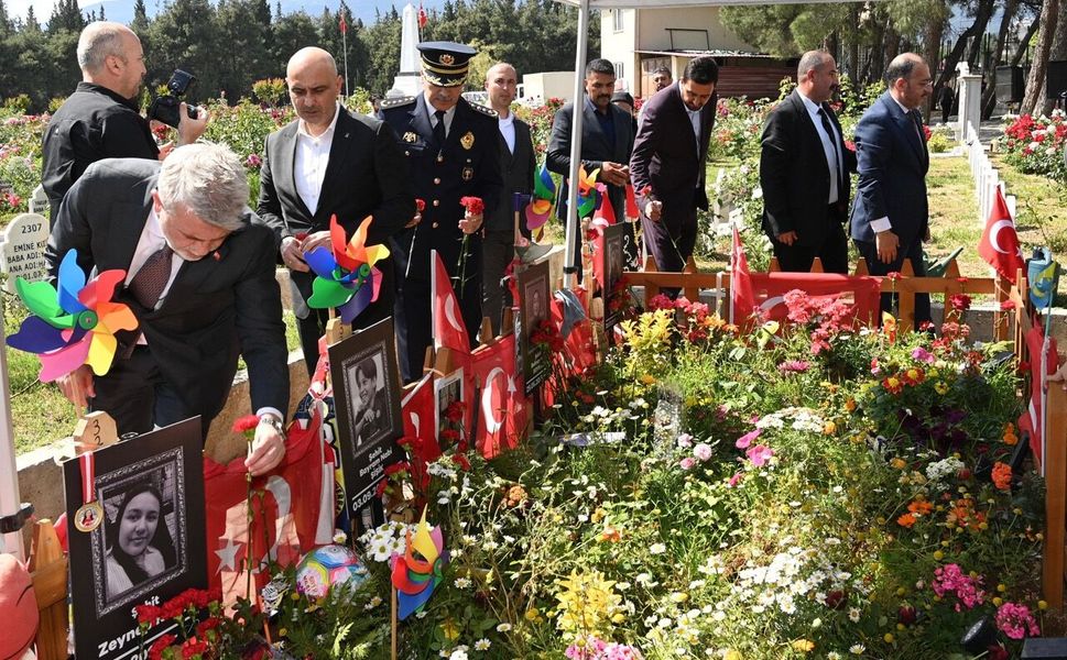 Aziz Şehitler ve Hayatını Kaybeden Öğrenciler Kabri Başında Dualarla Anıldı
