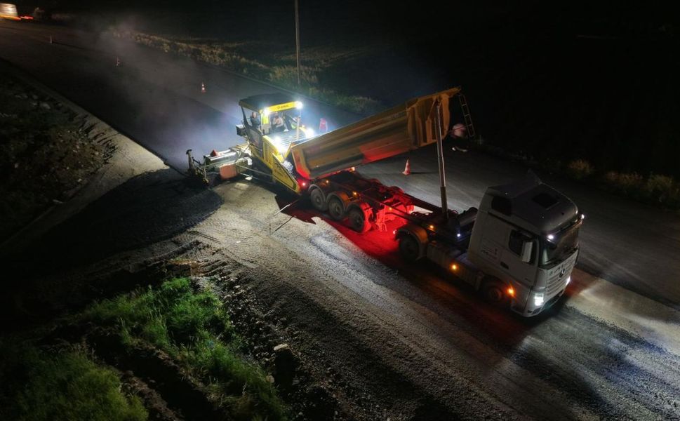 Büyükşehir’den Elmalar Yolunda Kesintisiz Asfalt Mesaisi