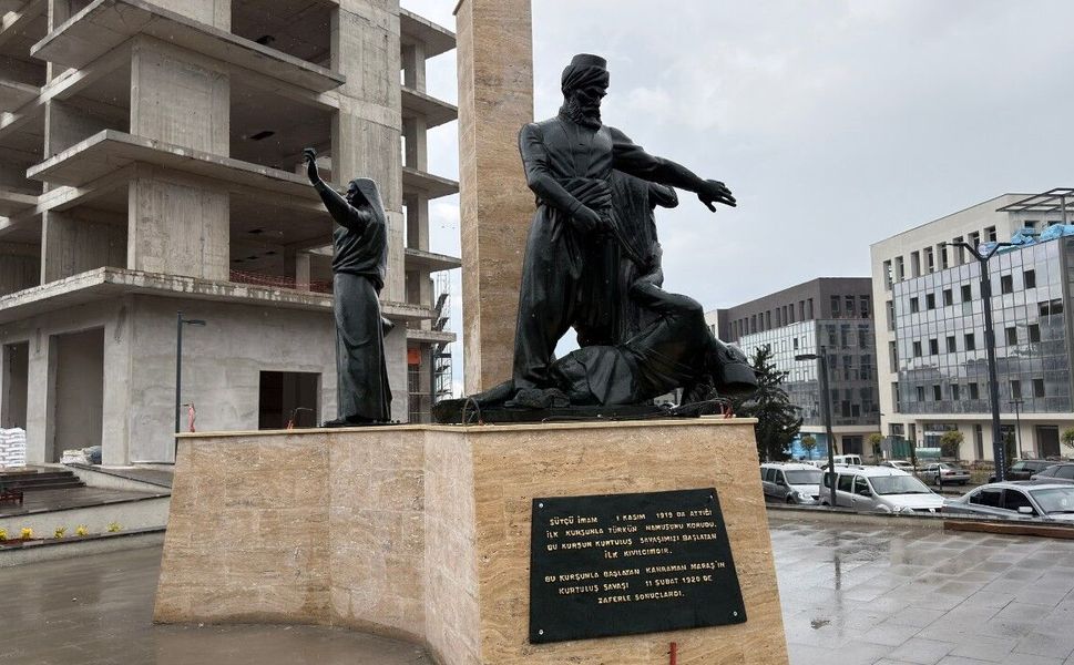 Kıbrıs Meydanı’ndaki Anıt Yeniden Ait Olduğu Yerde