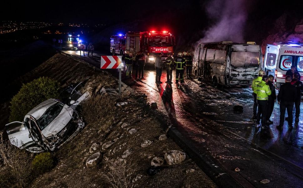 Kahramanmaraş'ta Feci Kaza! Servis Yandı, Otomobil Uçtu!