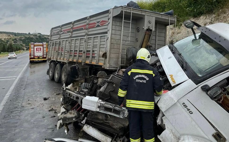 Kahramanmaraş-Gaziantep Yolunda Tır Kazası: Sürücü Sıkıştı!