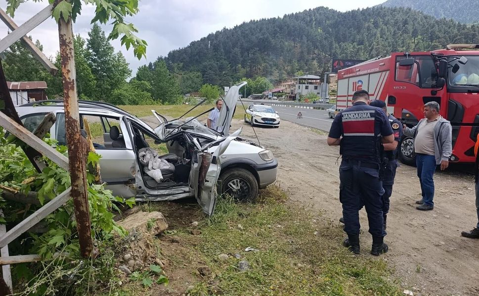 Kahramanmaraş-Kayseri Yolunda Otomobil Direğe Girdi