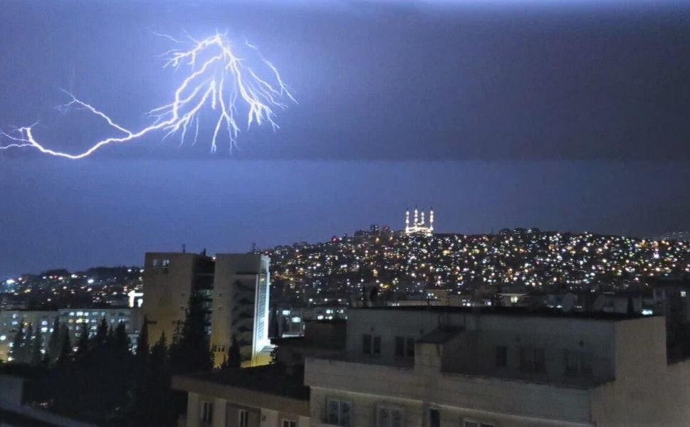 Kahramanmaraş’ta Tarlada Yıldırım İsabet Etti: 1 Kişi Ağır Yaralandı