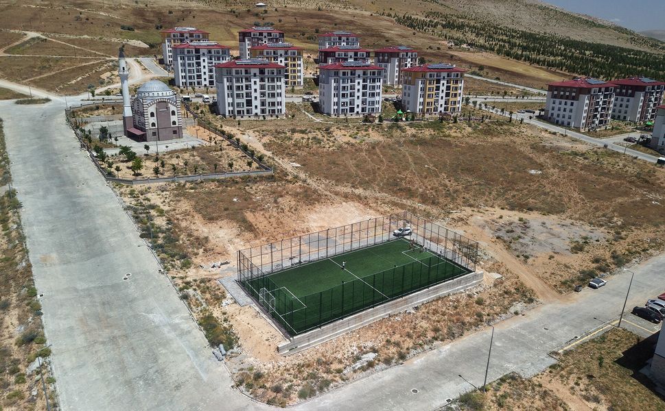 Büyükşehir’den Afşin’e 3 Yeni Halı Saha, Çocuklara Yeni Oyun Alanı