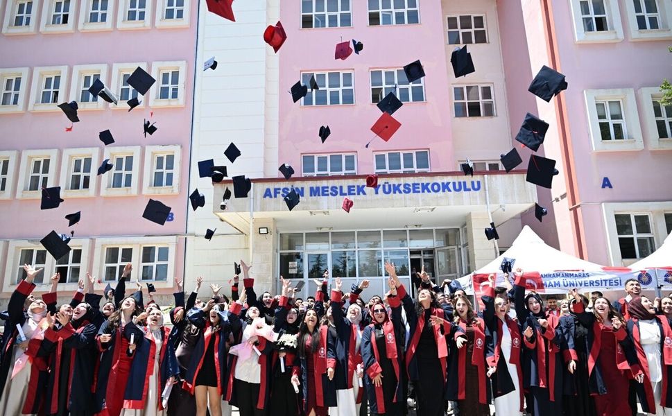 Afşin Meslek Yüksekokulu’nda Mezuniyet Coşkusu Yaşandı