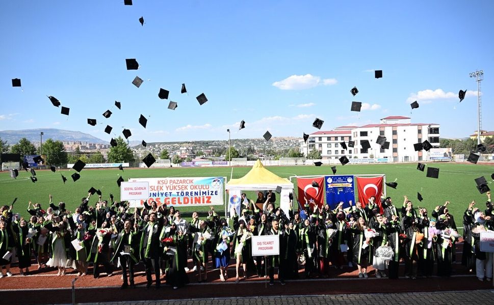 Pazarcık Meslek Yüksekokulu'nda Mezuniyet Heyecanı