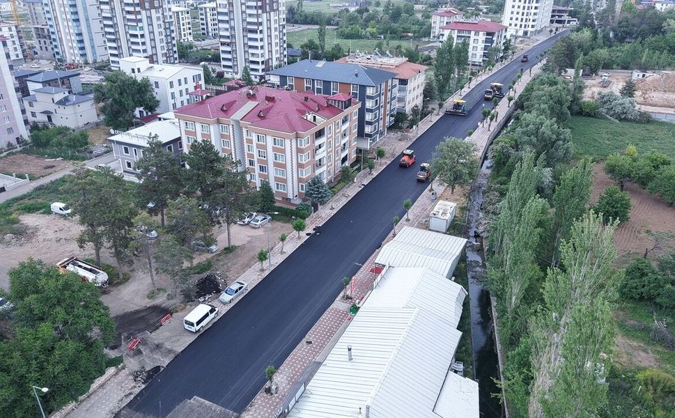 Büyükşehir’den Elbistan Pınarbaşı Caddesi’nde Kesintisiz Asfalt Mesaisi