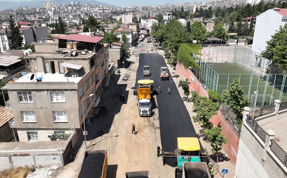 Büyükşehir, Dulkadiroğlu Gazneliler Caddesi’nde Asfalt Mesaisine Başladı
