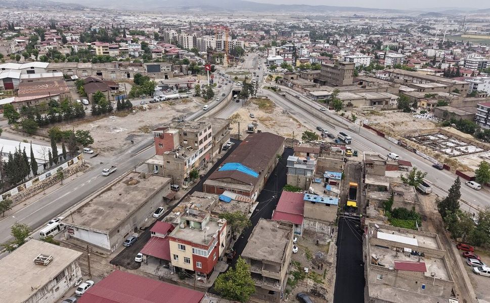 Büyükşehir, Menderes Mahallesi’nde Sıcak Asfalt Serimine Başladı