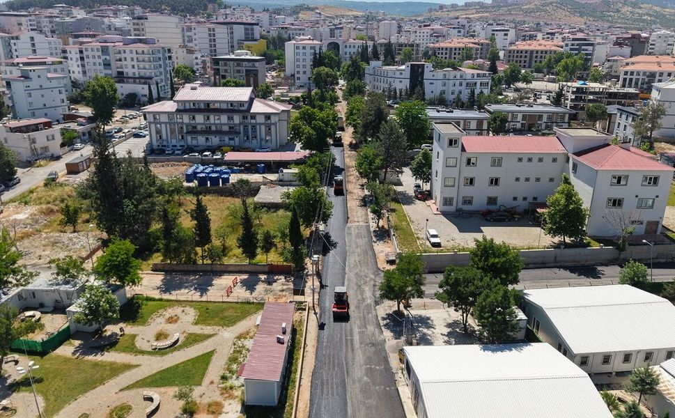 Büyükşehir Pazarcık’ta Sıcak Asfalt Seferberliğine İstasyon Caddesi ile Başladı