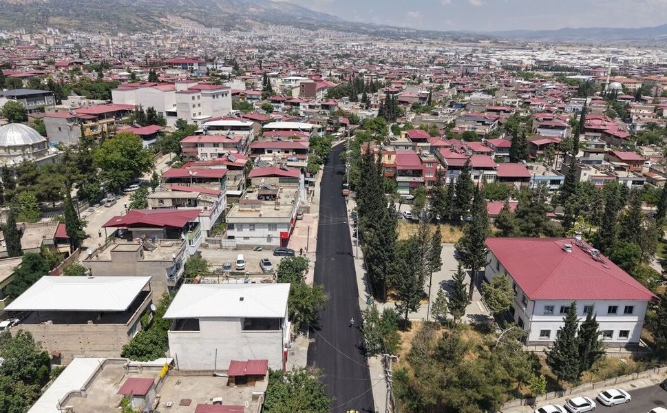 Büyükşehir, Dulkadiroğlu Haydarbey Caddesini Sıcak Asfaltla Buluşturuyor