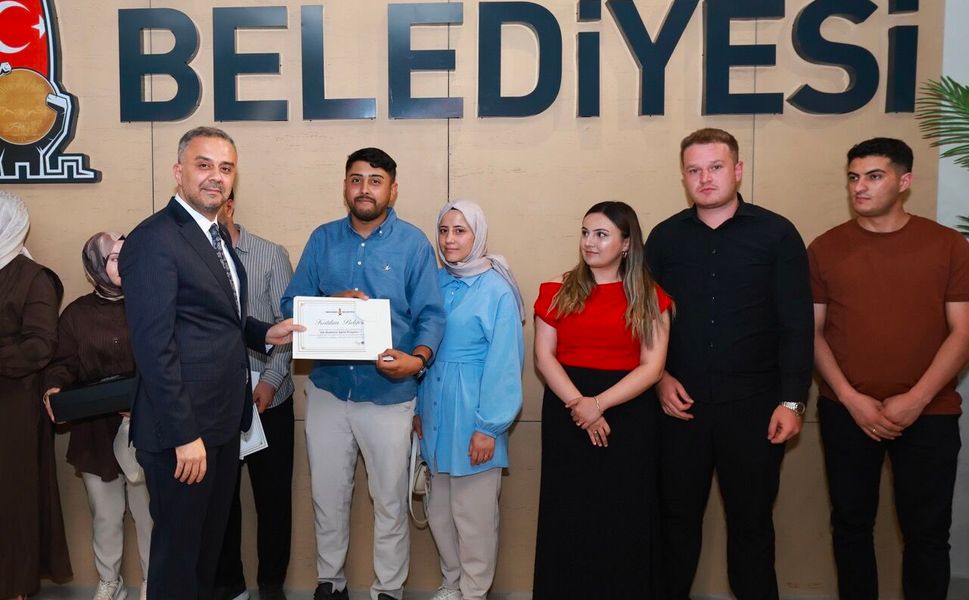 Onikişubat Belediyesi’nin Evlilik Okulu’nu Tamamlayan İlk 50 Çift Sertifikalarını Aldı