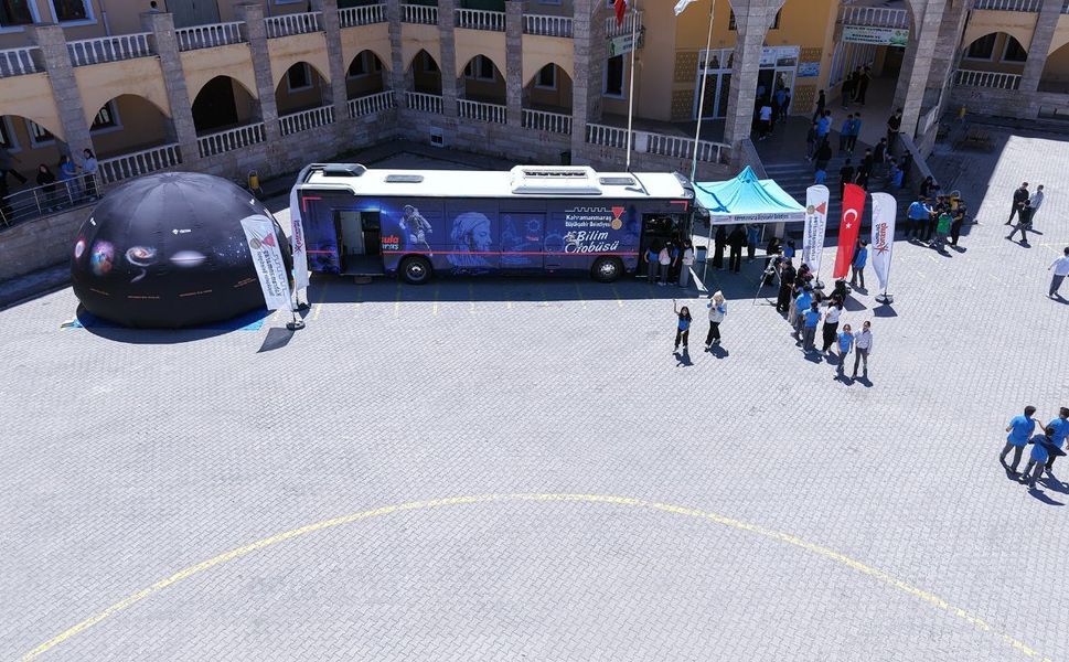 Pusula Maraş’ın Bilim Otobüsü Elbistan’da Gençleri Keşif Yolculuğuna Çıkardı