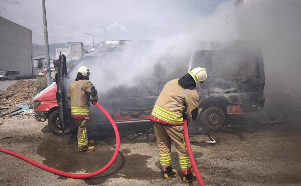 Kahramanmaraş’ta Araç Yangını: Hafif Ticari Araç Küle Döndü