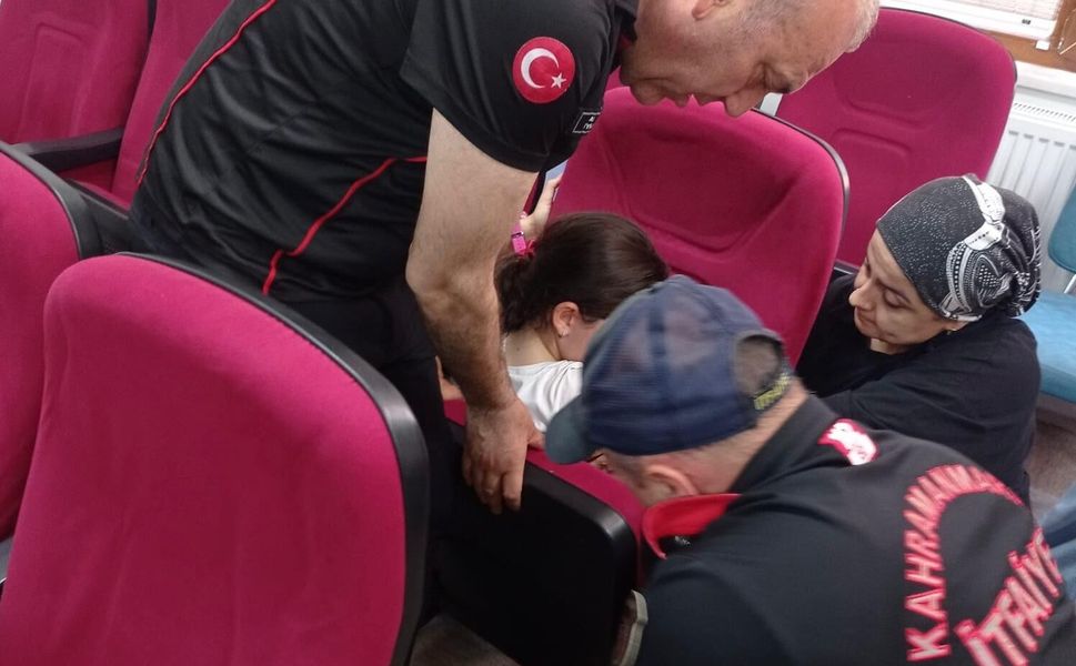 Kahramanmaraş’ta Koltuğa Sıkışan Çocuk İçin Seferber Oldular