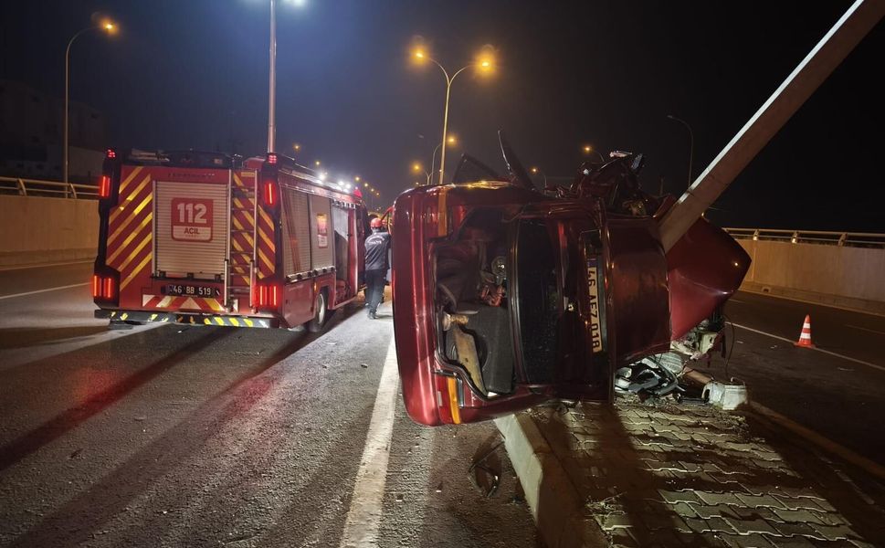 Kahramanmaraş’ta Korkunç Kaza: Otomobil Direğe Çarptı