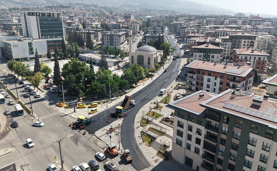 Büyükşehir, Zübeyde Hanım’da İkinci Etaba Başladı; Son Kat Asfalt Seriliyor