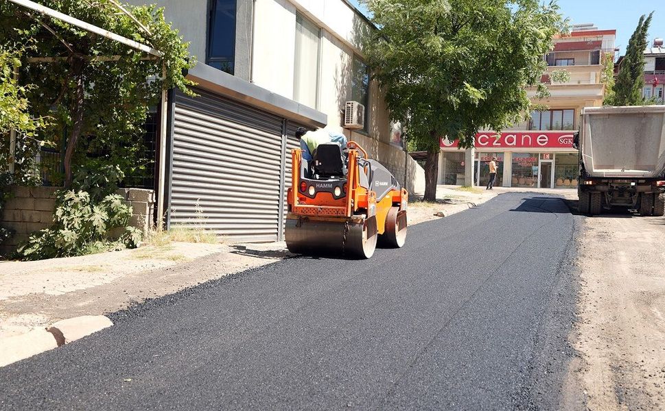 Büyükşehir, Dulkadiroğlu Bahçelievler’de Asfalt Mesaisine Başladı