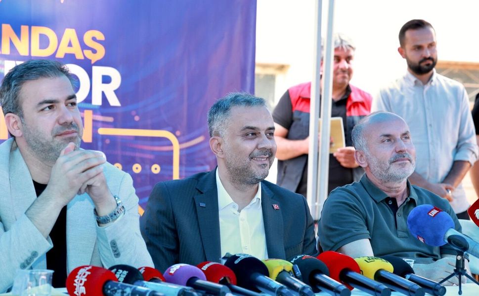 Başkan Toptaş Önce Aşure Dağıttı, Sonra Vatandaşların Sorularını Yanıtladı