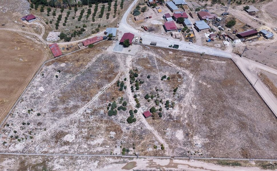 Büyükşehir, Elbistan İncecik’te Mezarlık Yolunu Kilit Parkeyle Yeniliyor