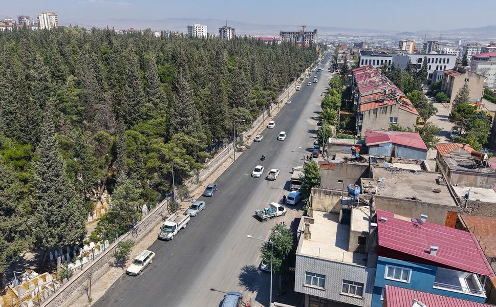 Büyükşehir, Şeyh Adil ve Girne Caddelerini Sıcak Asfaltla Yeniledi