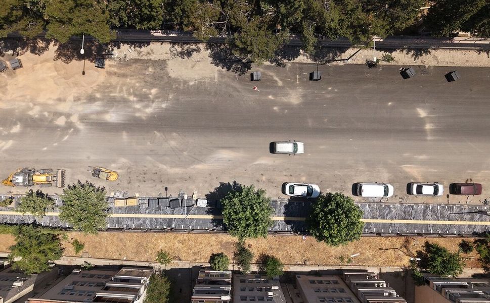 Girne Caddesi’nde Dönüşüm Sürüyor; Asfaltın Ardından Yürüyüş Yolları Yapılıyor