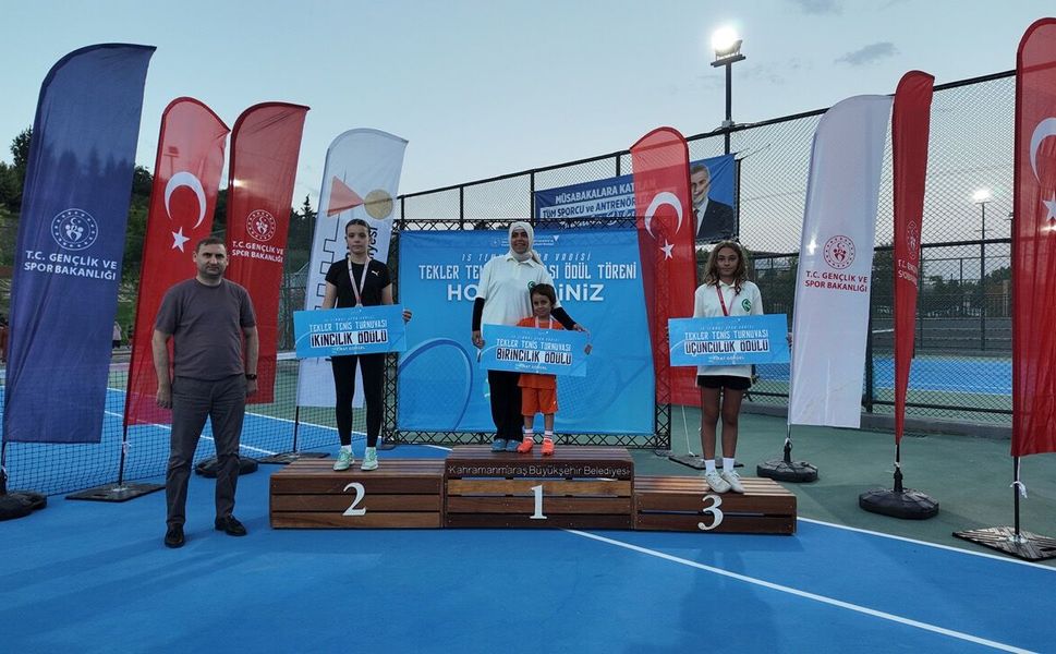 15 Temmuz Spor Vadisi’nde Ödüllü Tenis Turnuvasında Şampiyonlar Belli Oldu