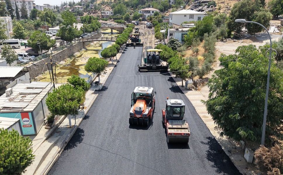 Büyükşehir, Türkoğlu Derebaşı Sokak’ta Sıcak Asfalt Serimine Başladı