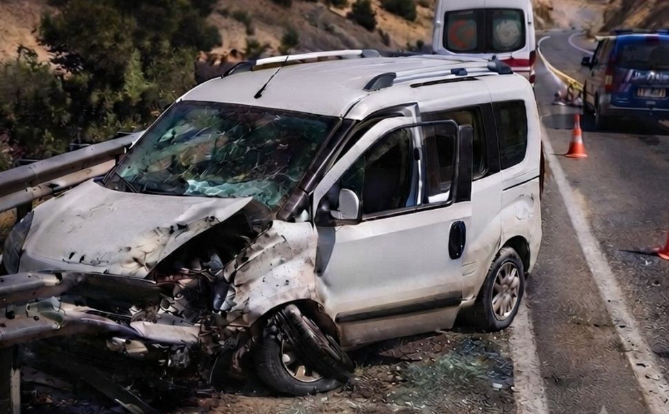 Kahramanmaraş'ta Hafif Ticari Araç Bariyerlere Çarptı: 4 Yaralı