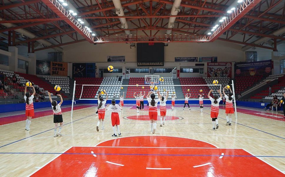 Büyükşehir’den Kadın Voleyboluna Güçlü Altyapı Desteği