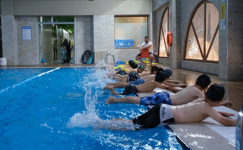 Onikişubat Belediyesi’nin Ücretsiz Yaz Yüzme Kursları’na Kayıtlar Devam Ediyor