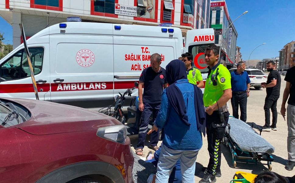 Kahramanmaraş'ta Elektrikli Araç Park Halindeki Otomobile Çarptı