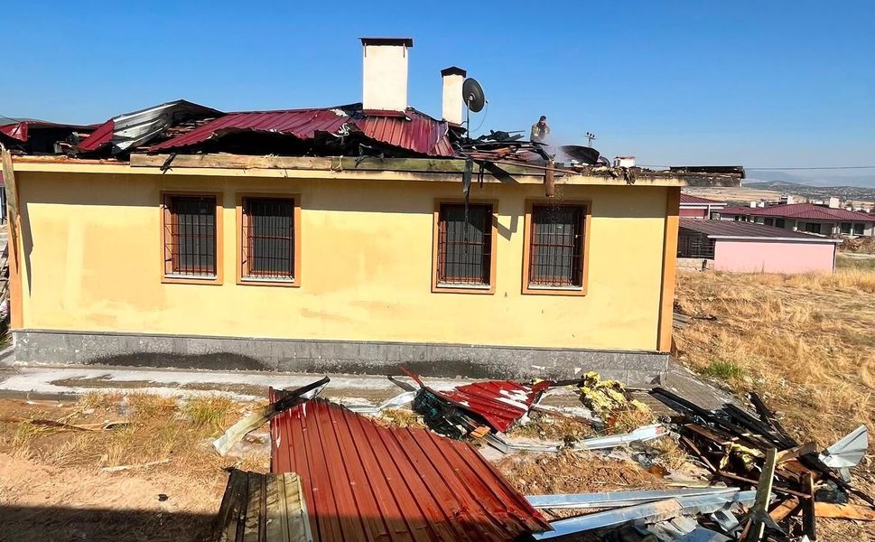 Kahramanmaraş'ta Korkutan Çatı Yangını Söndürüldü