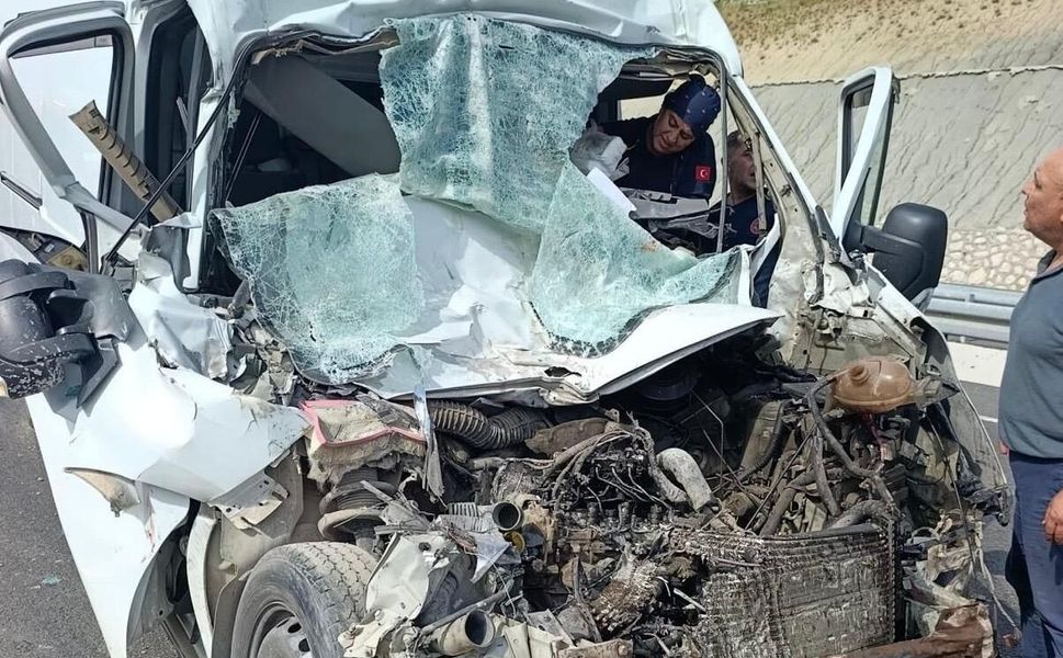Kahramanmaraş’ta Hurdaya Dönen Araçtan Sağ Çıkarıldı