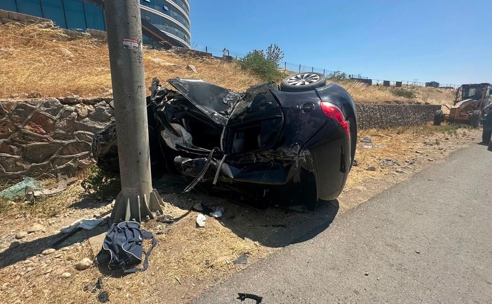 Kahramanmaraş'ta Otomobil KGYS Direğine Çarptı: 2 Ağır Yaralı