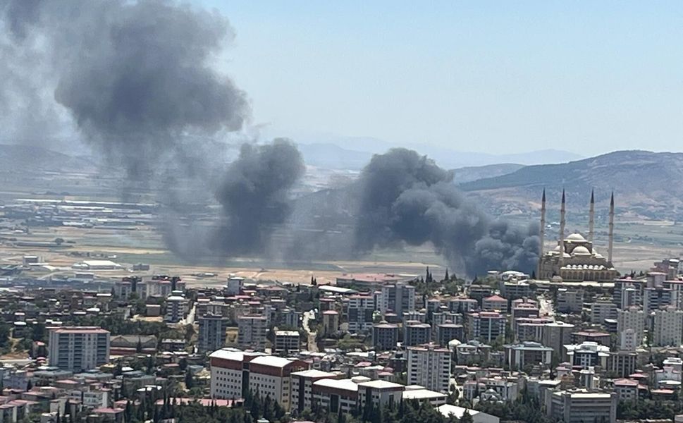 Kahramanmaraş'ta Plastik Deposu ve Tekstil Fabrikasında Büyük Yangın