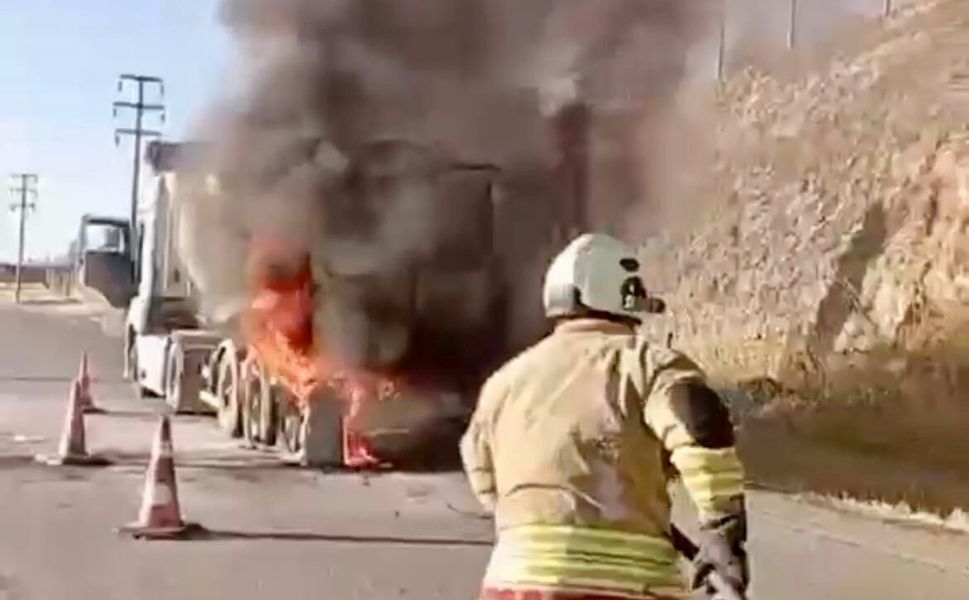 Kahramanmaraş Dulkadiroğlu'nda Seyir Halindeki Kamyon Alev Topuna Döndü