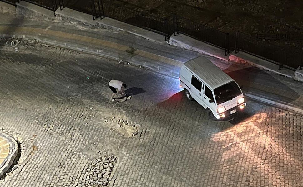 Kahramanmaraş’ta Yolun Çukurunu Kendi İmkânlarıyla Kapattı