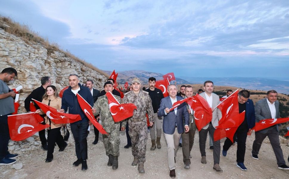 Dünyanın en büyük Türk bayrağında anlamlı 30 Ağustos Bayrağa Saygı Yürüyüşü