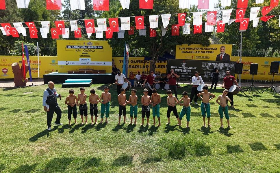 26 Yıllık Hasret Sona Erdi; Geleneksel Ağustos Fuarı Güreşleri Başladı