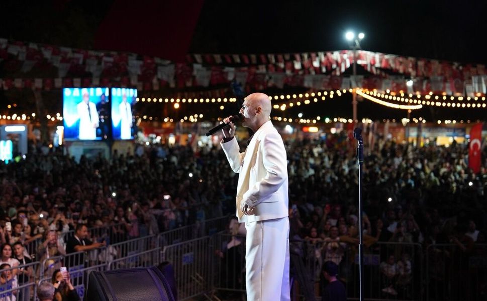 Zafer Bayramı Coşkusu Soner Sarıkabadayı Konseriyle Taçlandı