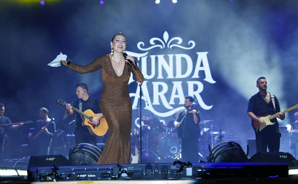 Ağustos Fuarı’nda Funda Arar Söyledi, 100 Bin Dinleyici Eşlik Etti